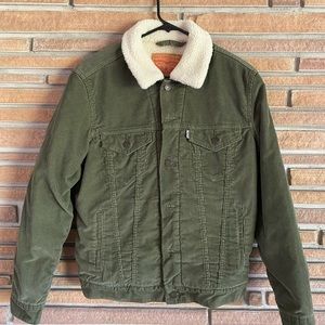 Men’s olive green and ivory corduroy Sherpa lined Levi’s jacket Size Small